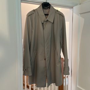 Men’s tan trench coat by Gutteridge of Italy.Size 56/46 us.Worn once.Waterproof